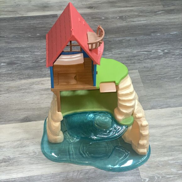 Sylvanian Families Calico Critters Secret Island Playhouse Red Roof